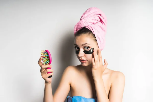 Μυστηριώδες κορίτσι με μια ροζ πετσέτα στο κεφάλι της κάνει μια μάσκα, απομονωμένο — Φωτογραφία Αρχείου