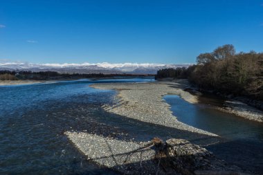 Bahar Nehri dağlar, kar Manzaralı