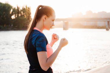 Kadın eğitim, sokakta günbatımında şehirde boks.