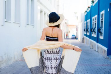 Kadın şapka çekip içinde. Kadın geri, yaz tatillerini