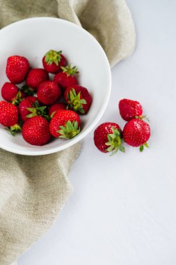 Taze çiğ sağlıklı beslenme çilek meyve plaka, izole beyaz, görünümü yukarıda, flatlay yakın-up, boşaltmak için metin, çerçeve. Köyün rustik tuval, kırsal gıda
