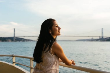 Gemi tatil kadının seyahat etmek tatil denizde seyir. Ücretsiz kaygısız mutlu kız Ocean adlı arıyorsunuz