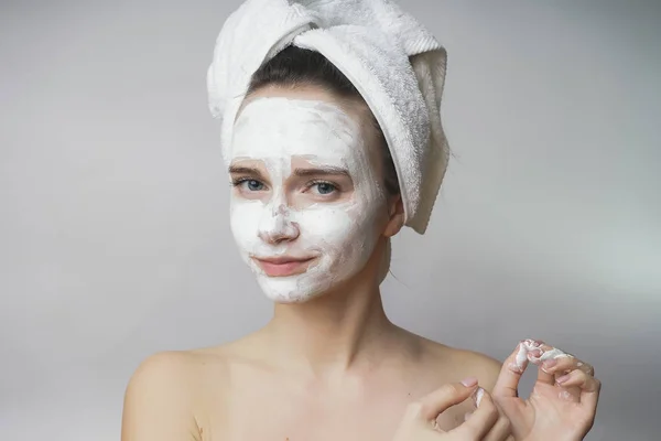 Wanita yang terkejut mendapat topeng putih di wajah, menerapkan scrub — Stok Foto