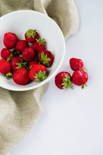 Taze çiğ sağlıklı beslenme çilek meyve plaka, izole beyaz, görünümü yukarıda, flatlay yakın-up, boşaltmak için metin, çerçeve. Köyün rustik tuval, kırsal gıda