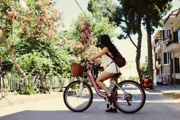 Nastrojony kobiety na rowerze, jazda konna, rower, vintage tropikalny — Zdjęcie stockowe