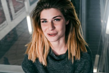 Konuşan bir güzel kız portresi