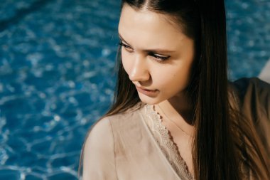 Kadın yüzünden havuzu arka plan boşaltmak için arıyorsunuz