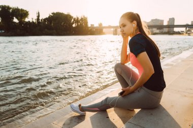 Dinlenme ve müzik genç kadın runner