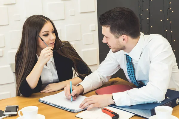 Un uomo interroga una ragazza in ufficio, un colloquio — Foto Stock