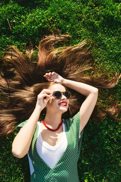 Genç kız gözlük, güneş gözlüğü, çim, görünüm üzerinde üst. Sağlıklı gülümseme