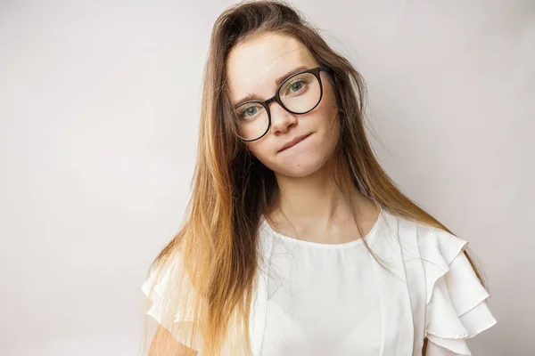 Office Lady em óculos, camisa branca, rosto triste — Fotografia de Stock