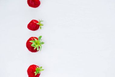 Taze çiğ sağlıklı beslenme çilek meyve plaka, izole beyaz, görünümü yukarıda, flatlay yakın-up, boşaltmak için metin, çerçeve