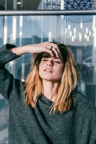 gri süveterli nazik bir kız gözleri kapalı ve zevk