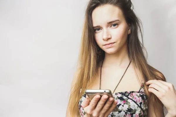 Młoda kobieta lato z telefonu komórkowego poszukuje czegoś, tekst — Zdjęcie stockowe