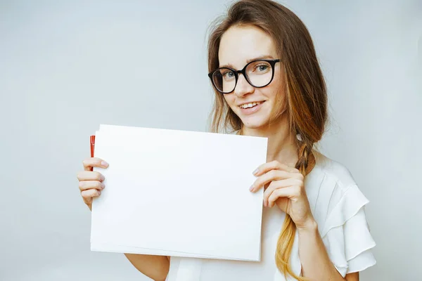 Bürofrau hält a4-Papier-Attrappe hoch, Mädchen mit Brille — Stockfoto