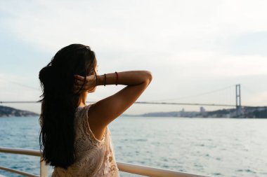 Gemi tatil kadının searelaxed seyahat tatil gezisi. Ücretsiz kaygısız mutlu kız Kollarını açarak özgürlük poz Ocean adlı arıyorsunuz.