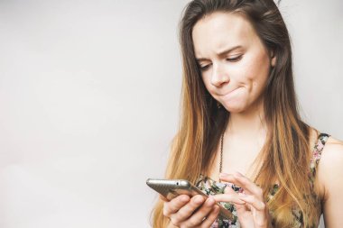 Düşünme genç bayan hata cep telefonu, üzgün yüz yaptı.