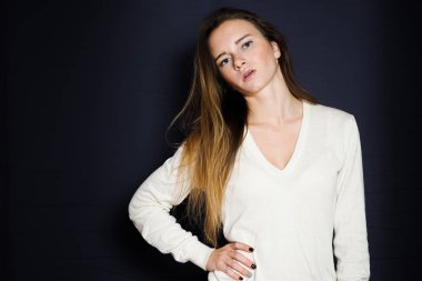 ciddi kız beyaz kazaklı beline karşı eğilir