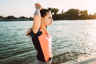 kulaklık telefon ile akşam dürtmek önce kız kneads
