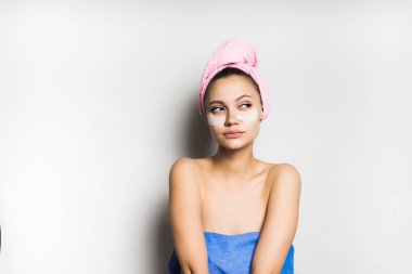 yüzünde bir maske başı çevresinde dalgın kız bir havlu ile bağlı 