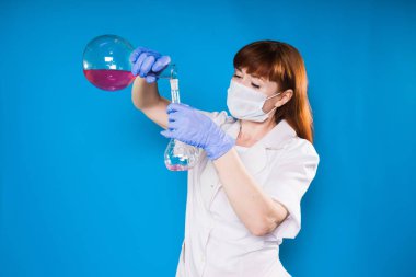 kadın bilim adamı çözümleri maskesi yüzünde taşıyor.