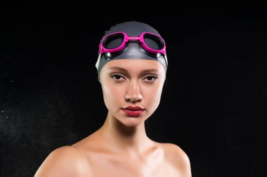 Yüzme maske ve gözlük bir genç yüzücü kız ciddi bir yüz ile