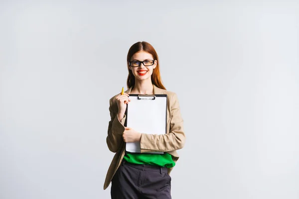 Lächelndes Mädchen mit Brille, das eine Akte mit einem Dokument in der Hand hält — Stockfoto