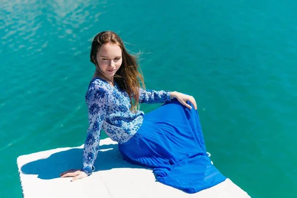 Happy smiling woman in tropical outside sitting on the beach,relaxing,enjoy summer vacations travel,close up portrait over blue water copyspace — Stock Photo, Image