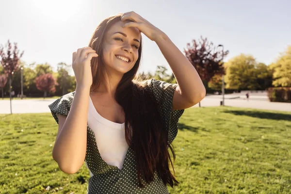 Gülümseyen kadın, özgürlük kavramı, zevk almak hayat, yaz