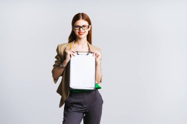 Kız Sekreter beyaz bir arka plan bir dosyada tutarak gülümsüyor