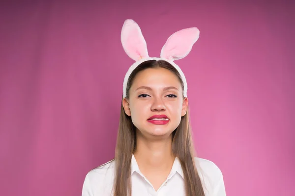 Una chica con orejas rosadas decepcionada con el sabor de su goma de mascar —  Fotos de Stock