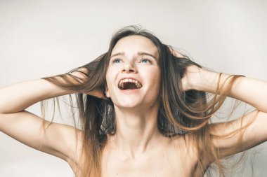 Kadın kıllar, hiçbir bahar beriberi ile sorunsuz gülümse, sevinç