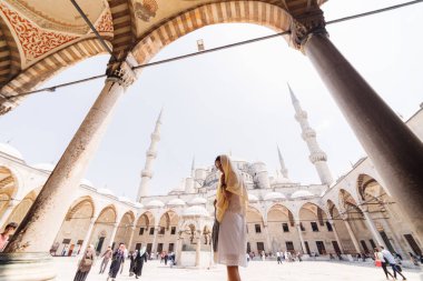 Bir eşarp genç bir Müslüman kadın Istanbul camiye gider. Yaz tatili, seyahat. İspanyol kız, İran, Suriye kadın