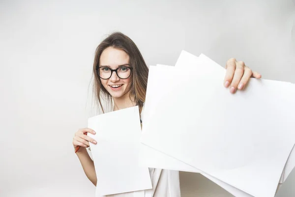 Stolze Bürofrau mit Brille und weißem T-Shirt mit Papier A4, isoliert — Stockfoto