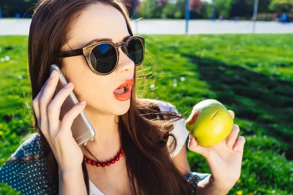 Mujer cara sorprendida uso de teléfono móvil fuera — Foto de Stock