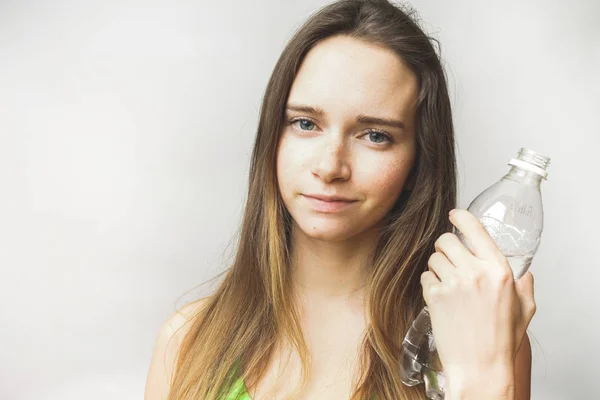 Gelukkig gezonde vrouw met water kijkt naar de camera, dranken — Stockfoto