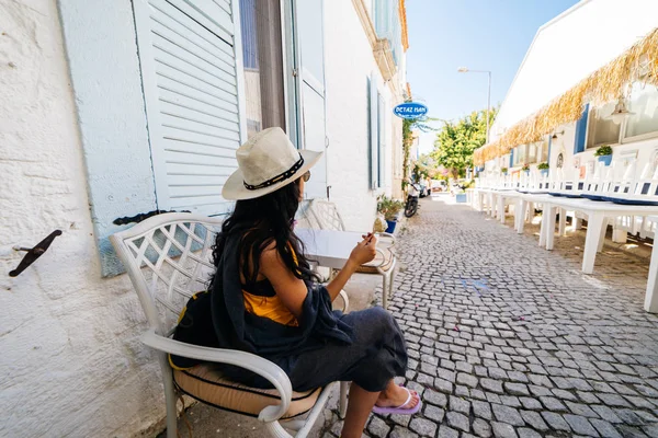 Turista de sombrero sentada en la calle Europa, griega —  Fotos de Stock