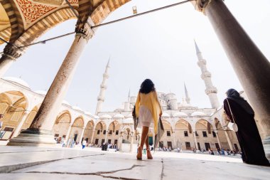 Bir eşarp genç bir Müslüman kadın Istanbul camiye gider. Yaz tatili, seyahat. İspanyol kız, İran, Suriye kadın