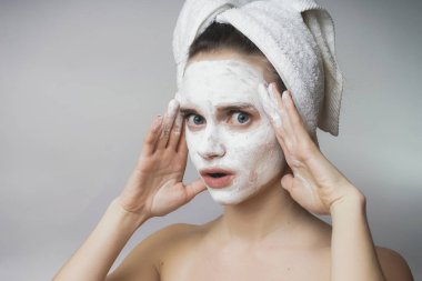 Kadının beyaz spa mack, yüz fırçalayın. Temiz Cilt