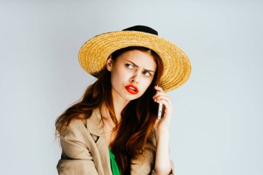 Evet ve uzağa bakarak şapkalı kötü Kızıl saçlı kız