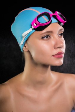 Kız bir yüzme kap ve gözlük bir yana görünüyor