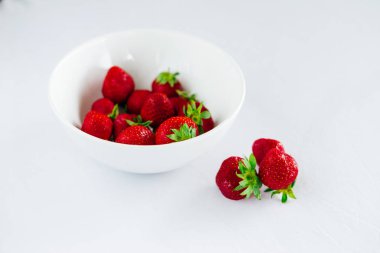 Taze çiğ sağlıklı beslenme çilek meyve plaka, izole beyaz, görünümü yukarıda, flatlay yakın-up, boşaltmak için metin, çerçeve