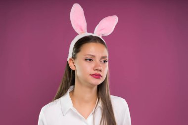 Üzgün memnun kadın Paskalya tavşanı, yapay kulaklar