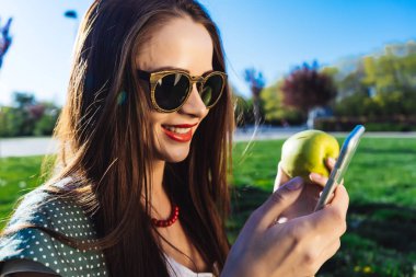 Kadın kullanım app smartphone, seyir bir şey sağlıklı dişler içinde