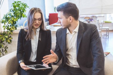 Bir adam bir şey bir takım ofiste, tablet pc çalışma açıklar