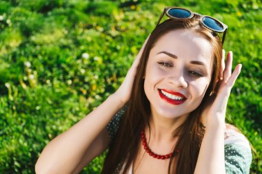 Kadın gözlük, güneş gözlüğü ile sürpriz komik yüz