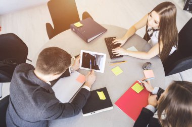 Bir adam bir şey bir tablet PC'de gösterir iş arkadaşları ve iş arkadaşları, yukarıdan bir toplantı için