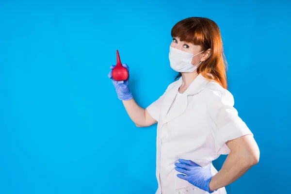 Brünette Krankenschwester Zeigt Arzt Ihre Referenzen Brünette Krankenschwester Zeigt Arzt Ihre Referenzen