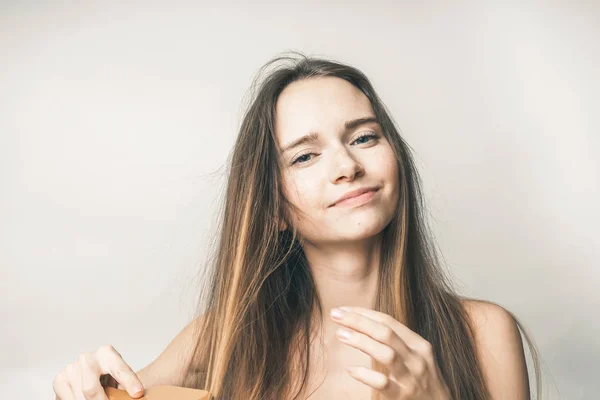 女人用梳子，春天脚气病，卫生保健，美容面对美丽的笑容 — 图库照片