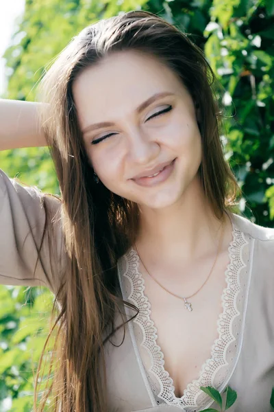 Schönes süßes Mädchen mit langen Haaren, das mit geschlossenen Augen lächelt — Stockfoto